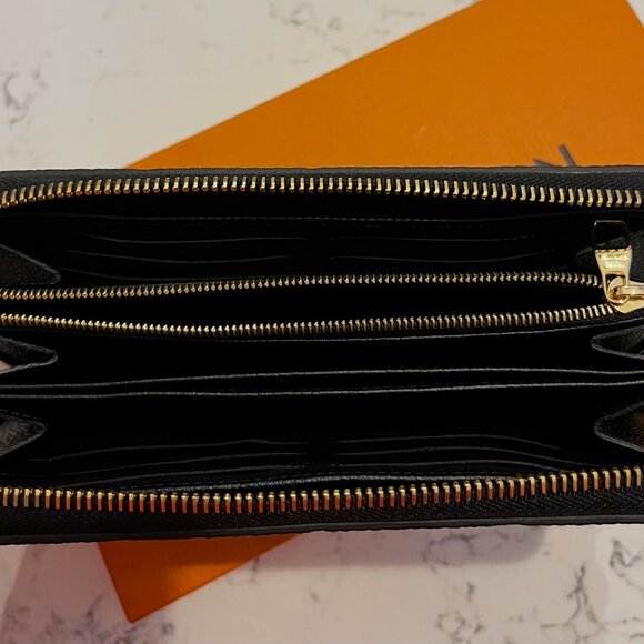 Black Leather Louis Vuitton Zippy Wallet - Picture 8 of 10